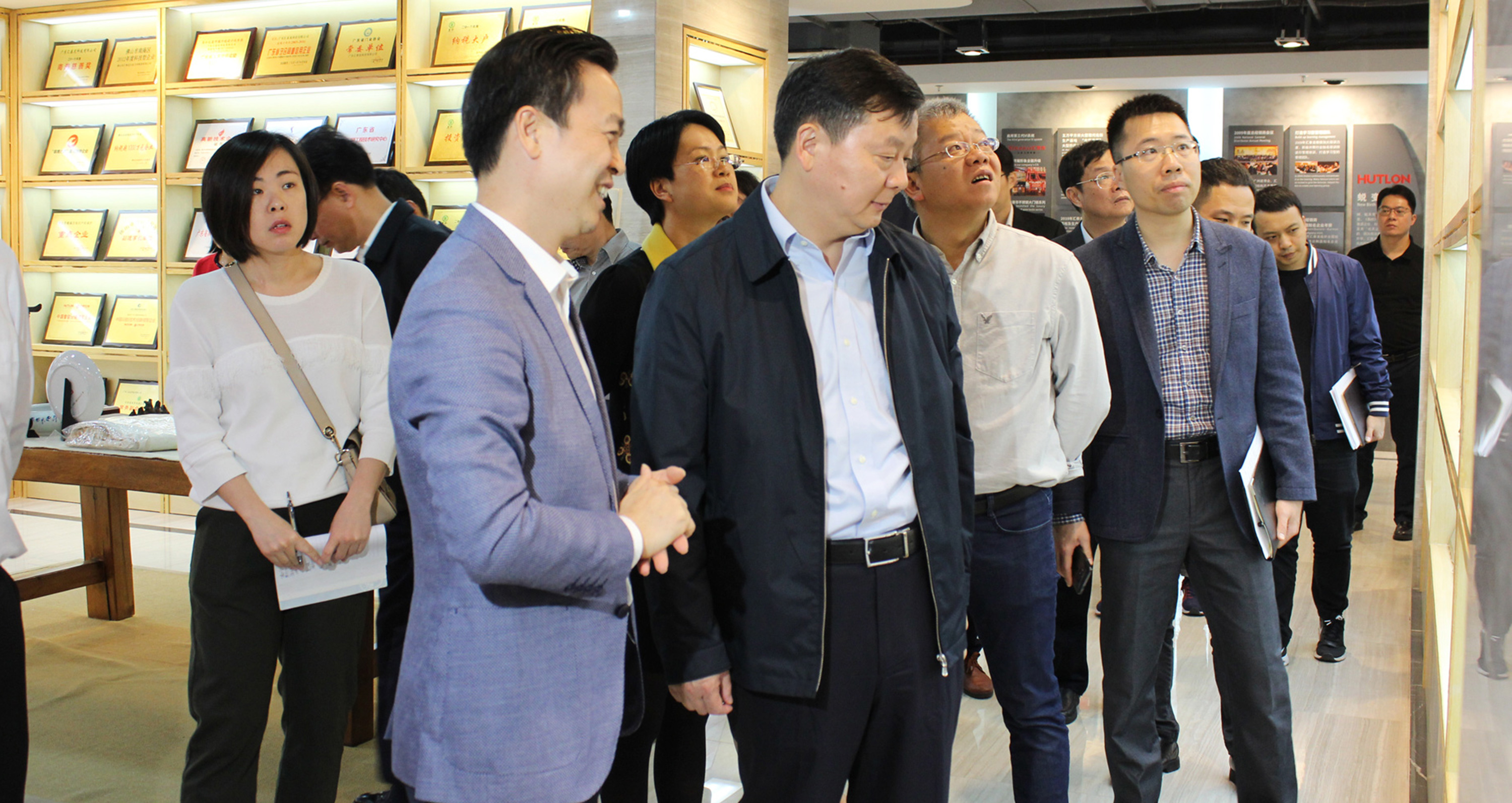 佛山市朱偉市長率調(diào)研組來匯泰龍調(diào)研走訪！并對(duì)匯泰龍表示支持！