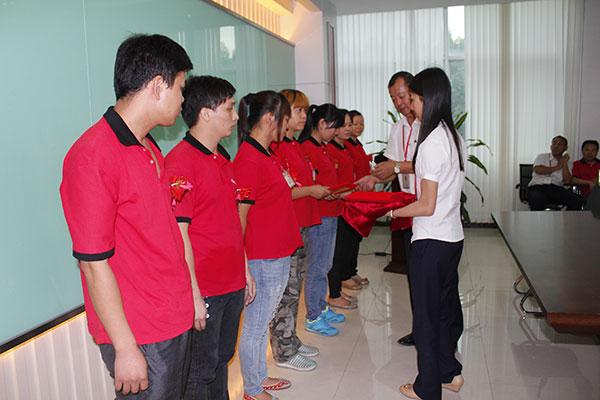 生產(chǎn)管理部張經(jīng)理為員工頒發(fā)證書(shū)